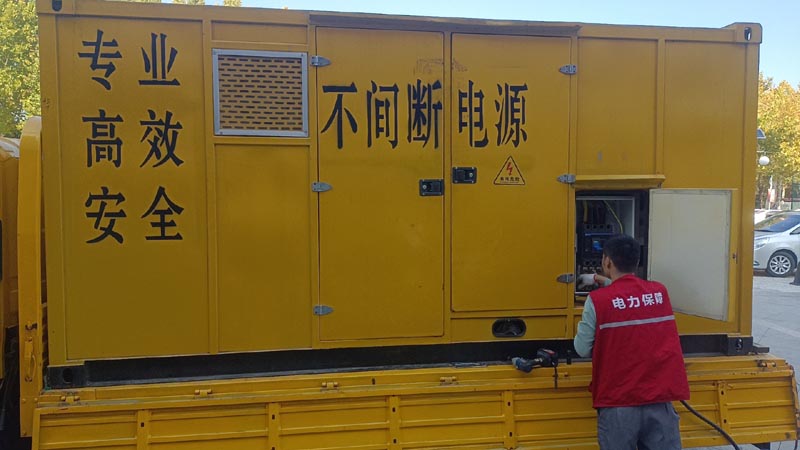 万山柴油发电机组和UPS电源配合使用时，如何避免切换过程中的电力中断？